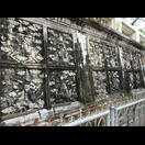 Selbst der unterste Ring des Sockels ist verziert